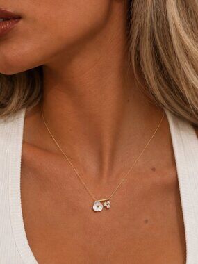 ✨ Gold Tone White Flower Necklace Floral Statement Jewelry